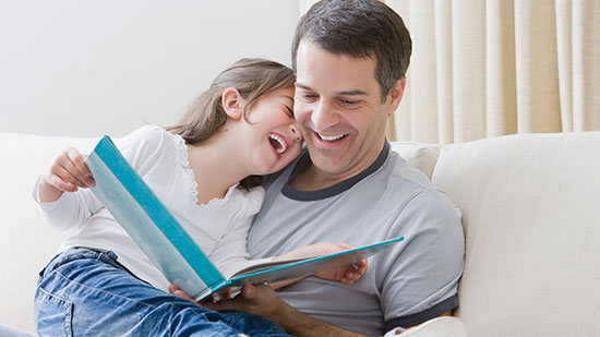 ۱۰ دلیل؛ چرا باید برای کودکان کتاب بخوانیم؟