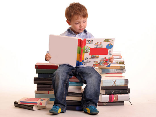 ۱۰ دلیل؛ چرا باید برای کودکان کتاب بخوانیم؟