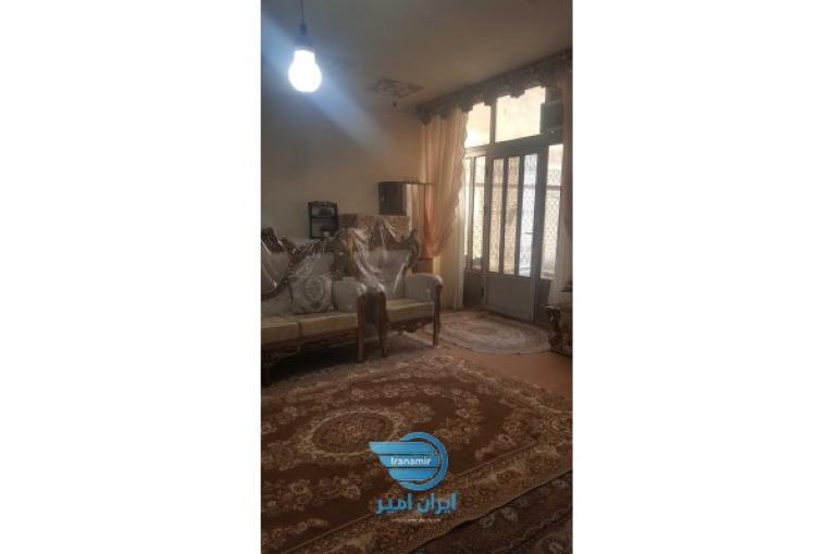 یک باب منزل واقعه در بلوار طاقستان لب اب