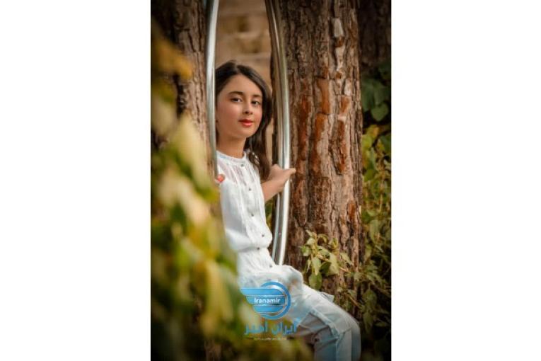 عکاسی و کلیپ کودک داخل باغ عمارت