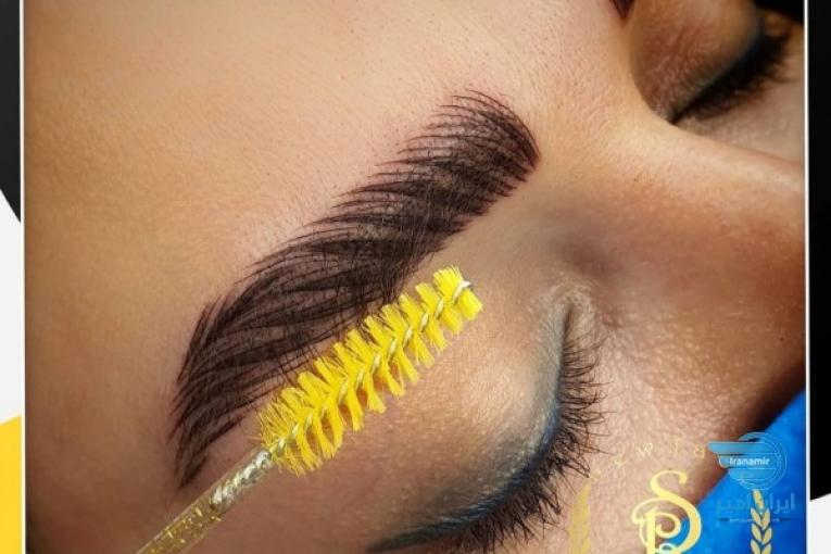 نیازمند مدل میکروبلیدینگ ، تتو خط چشم و رژ لب