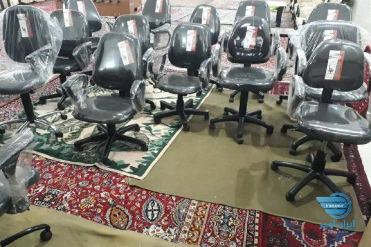 صندلی اداری و کامپیوتر