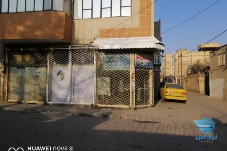 مغازه روبروی درب مدرسه دخترانه