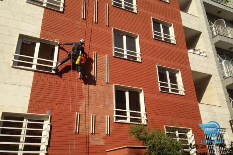پیچ ورولپلاک وشستشوی نمای ساختمان بدون نیاز به داربست