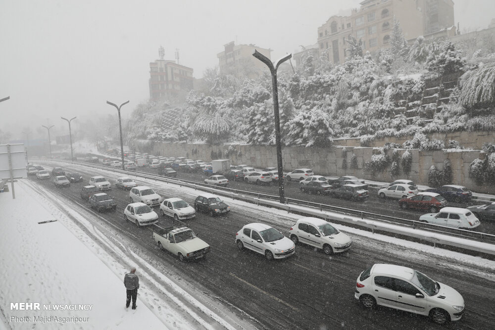 بارش برف و باران در محورهای ۱۱ استان کشور