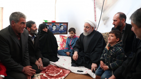 بازدید دکتر روحانی از روند کمک رسانی و گفت و گو با مردم زلزله زده