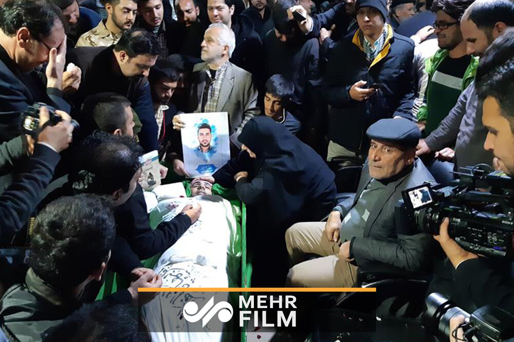خداحافظی فرزند ۳۸ روزه با پدر شهیدش