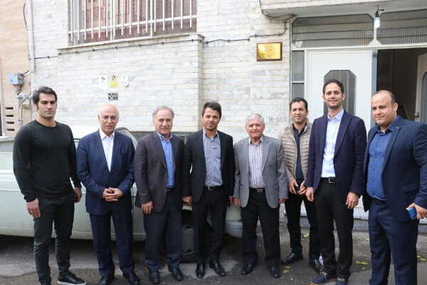 نصب پلاک افتخار بر سر در منزل پیشکسوت کشتی