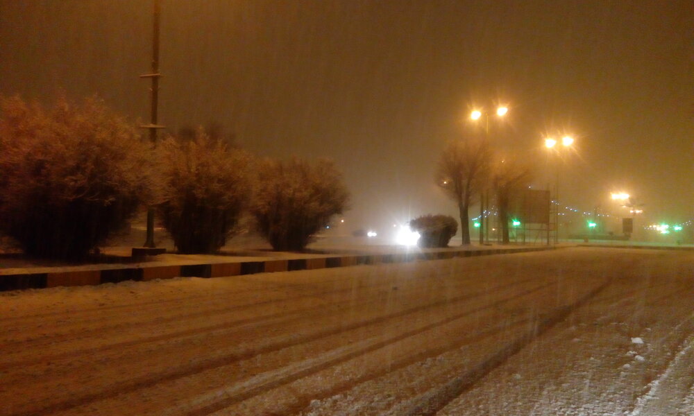 بارش شدید برف درچهارمحال وبختیاری/محورهای ارتباطی درحال مسدود شدن