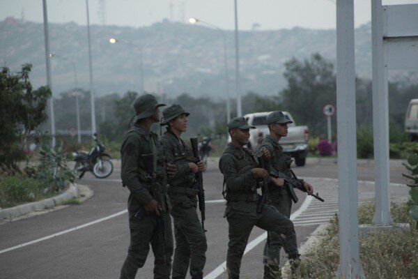 حمله گروههای افراطی اپوزیسیون به یگان ارتش ونزوئلا/یک تن کشته شد