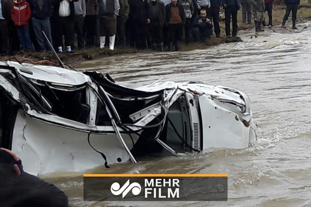 لحظه نجات سرنشینان خودرو سواری در دل طغیان رودخانه