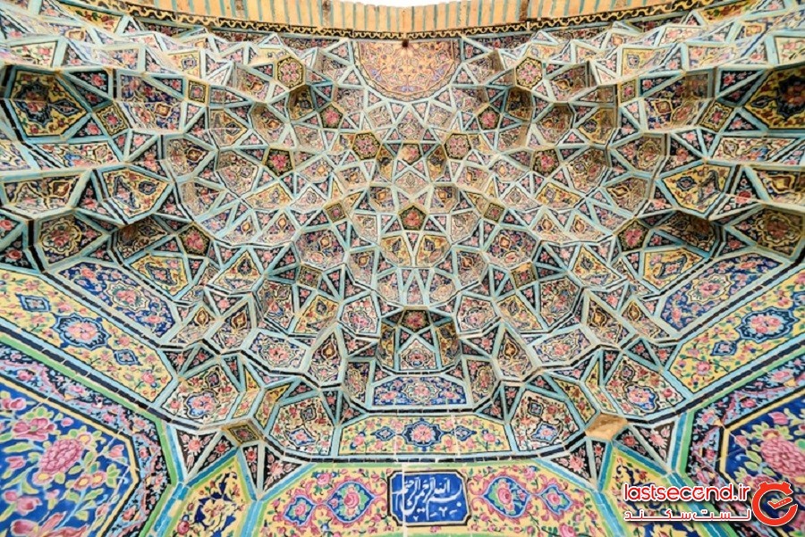 «مسجد صورتی» خیره‌کننده ایران که گویا با یک زیبابین رنگارنگ نورافشانی شده است