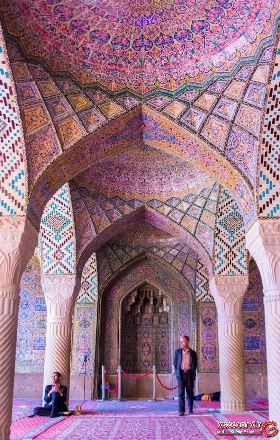 «مسجد صورتی» خیره‌کننده ایران که گویا با یک زیبابین رنگارنگ نورافشانی شده است