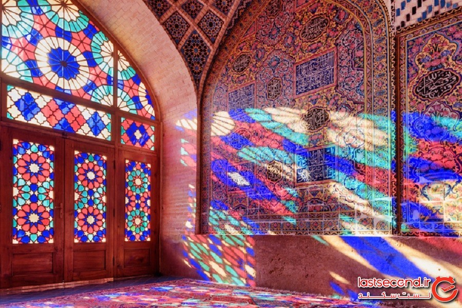 «مسجد صورتی» خیره‌کننده ایران که گویا با یک زیبابین رنگارنگ نورافشانی شده است