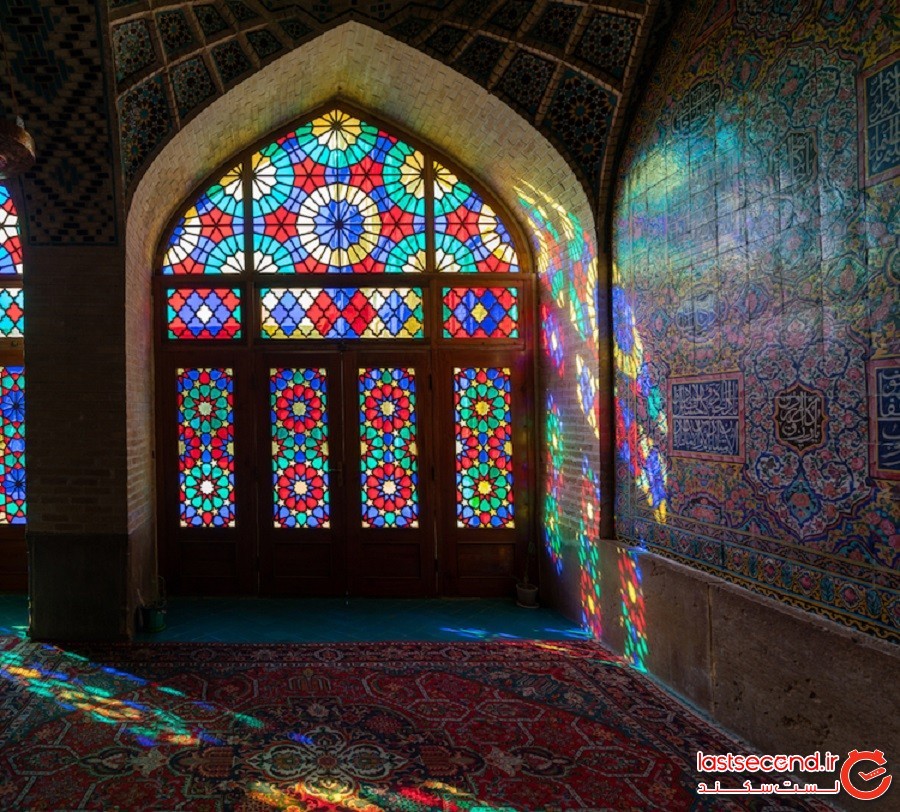 «مسجد صورتی» خیره‌کننده ایران که گویا با یک زیبابین رنگارنگ نورافشانی شده است
