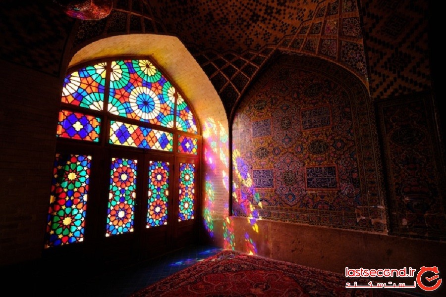 «مسجد صورتی» خیره‌کننده ایران که گویا با یک زیبابین رنگارنگ نورافشانی شده است