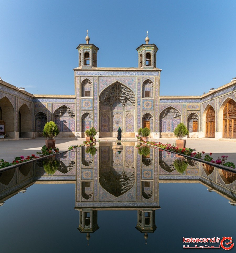 «مسجد صورتی» خیره‌کننده ایران که گویا با یک زیبابین رنگارنگ نورافشانی شده است