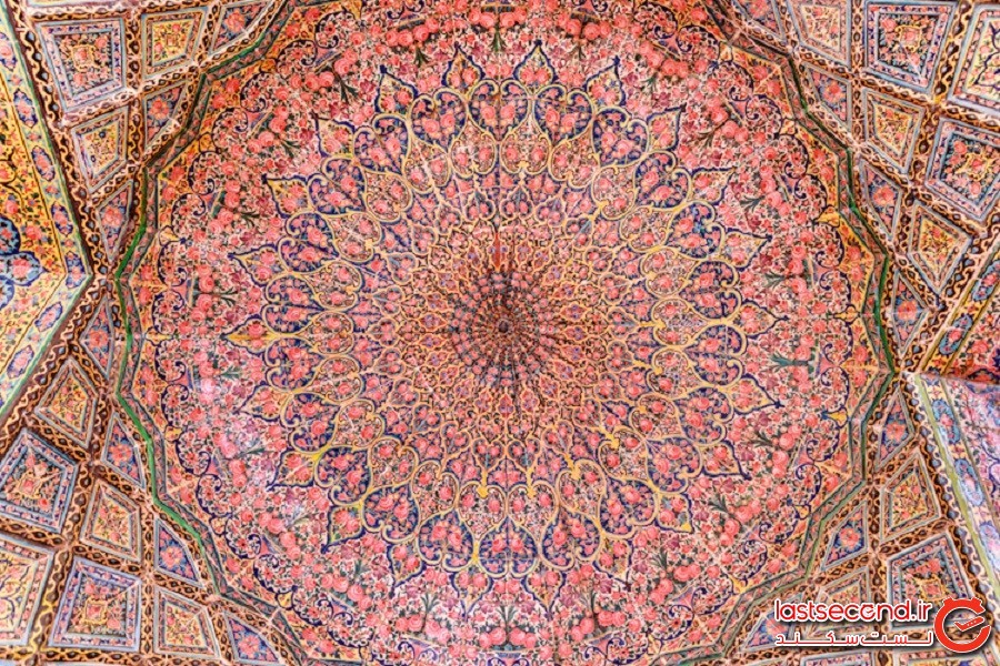 «مسجد صورتی» خیره‌کننده ایران که گویا با یک زیبابین رنگارنگ نورافشانی شده است