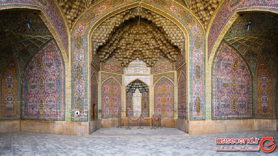 «مسجد صورتی» خیره‌کننده ایران که گویا با یک زیبابین رنگارنگ نورافشانی شده است