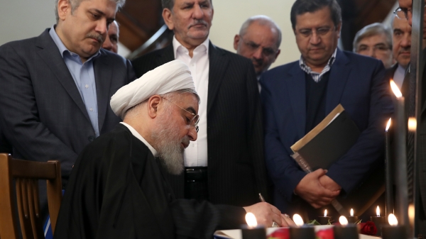 امضای دفتر یادبود جانباختگان حادثه سقوط هواپیمای اوکراینی توسط دکتر روحانی و اعضای کابینه