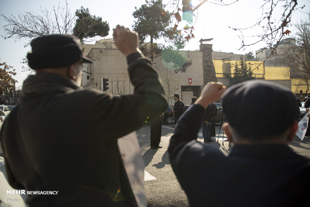 تجمع جانبازان و ایثارگران مقابل سفارت سوئیس