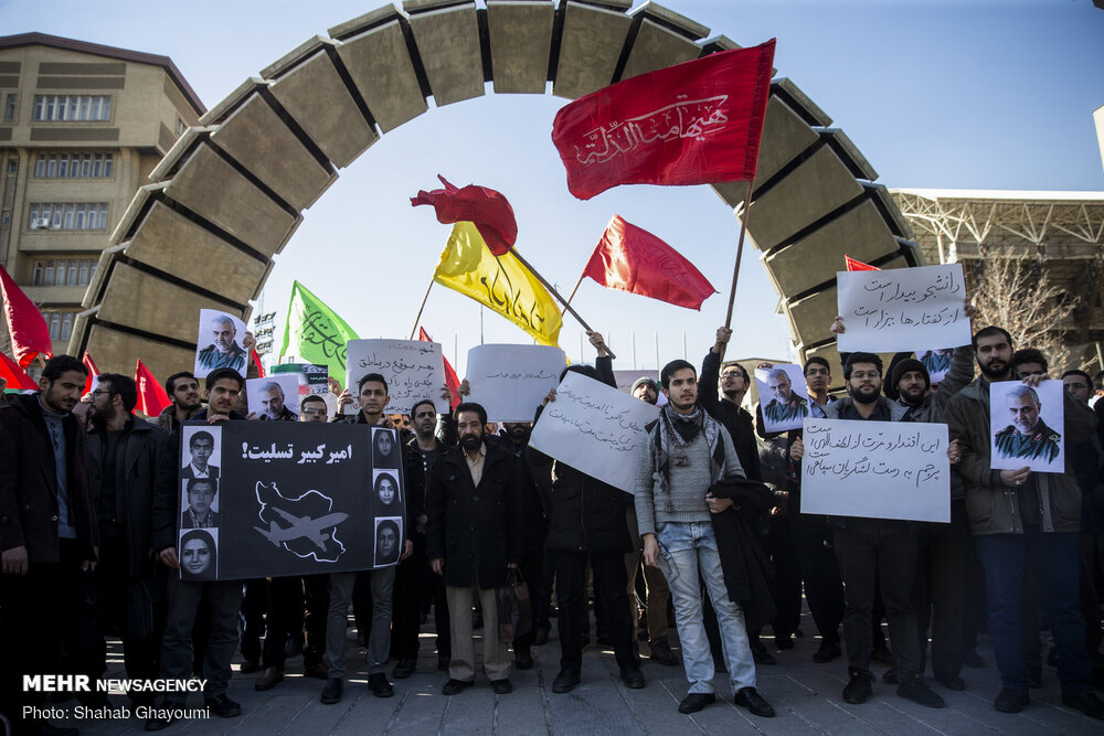 تجمع دانشجویان دانشگاه امیرکبیر به یاد جانباختگان هواپیمای بوئینگ