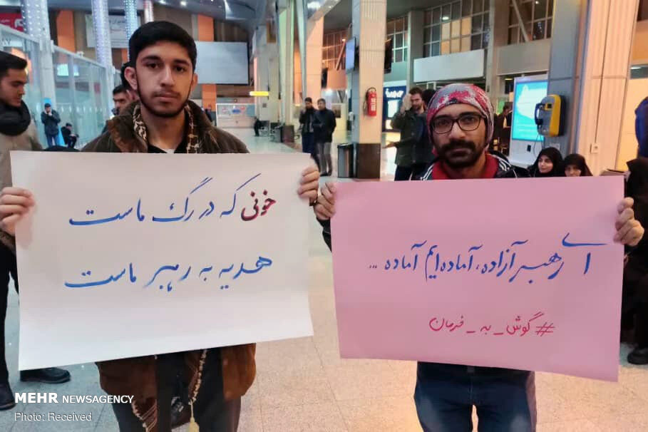 تجمع دانشجویان و طلاب در فرودگاه تبریز