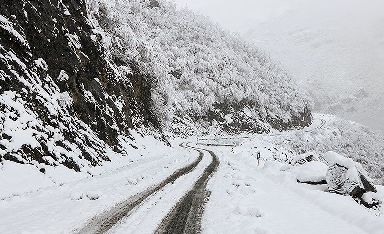 تردد خودروها در محورهای کوهستانی ایلام فقط با زنجیر چرخ ممکن است