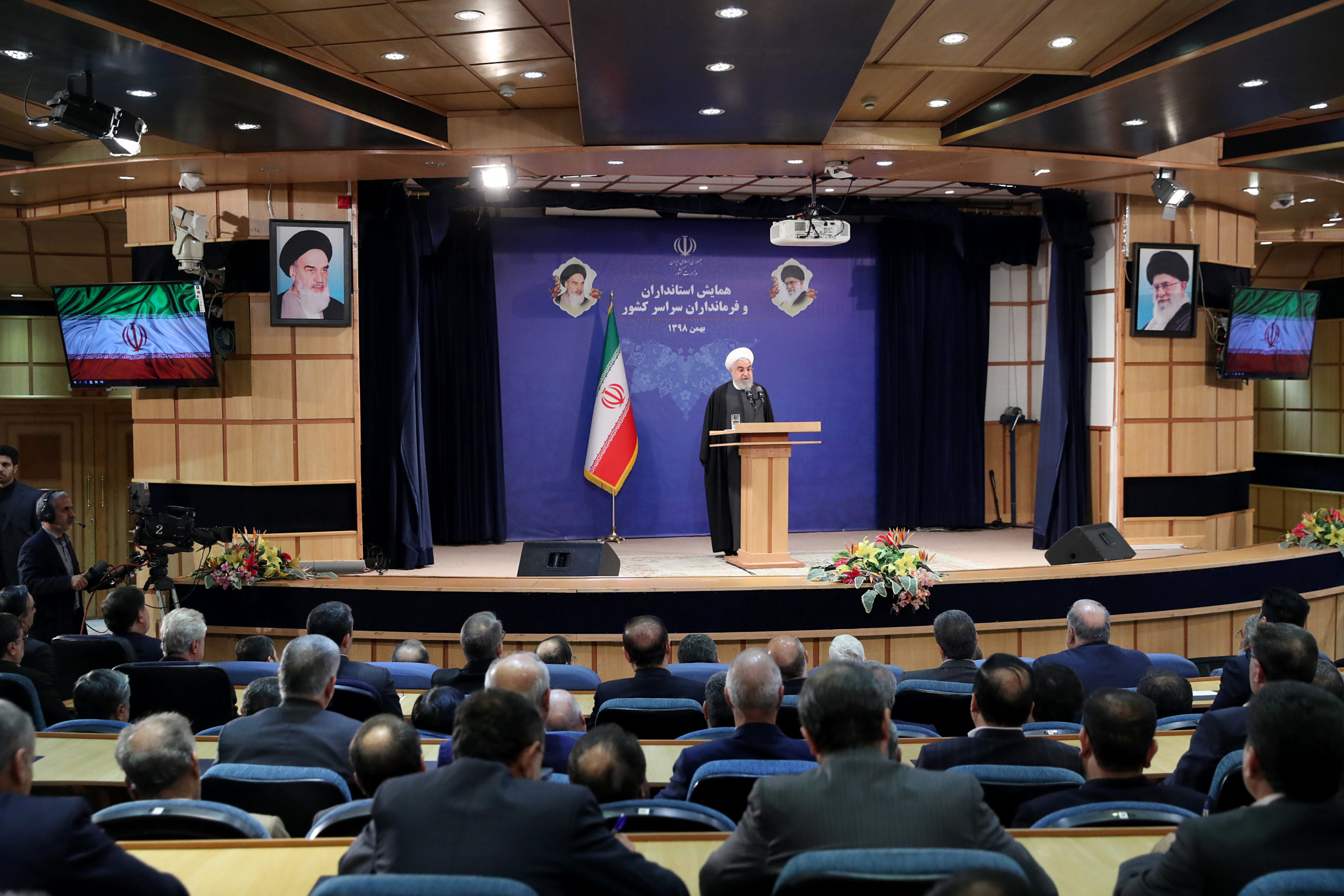 ترور برجام از سوی دشمنان به خاطر شروع رشد و تحرک اقتصادی ایران بود/ دشمنان تلاش دارند به دنیا بگویند ایران یک جزیره تنها و منزوی است ، باید آنها را ناکام کنیم/نمی شود لایحه دولت و مصوبه مجلس بین زمین و آسمان بماند و روابط بانکی ما با دنیا دچار مشکل شود/ نباید با شعار منافع ملی زیرپا گذاشته شود و ترامپ و تروریست های کاخ سفید رابطه ایران و بانکهای جهان را قطع کنند/ انتخابات مجلس بسیار مهم است اما مهمتر از همه حفظ سرمایه اجتماعی است/ ملت ما نمی گذارد آمریکا پیروز شود/ با صندوق رای قهر نکنید؛ امروز روزی است که باید پای صندوق رای رفت/ دوم اسفند یوم الله است؛ کاری نکنید صف های ما خلوت شود/من هم نامه های لازم را نوشته ام اما همه باید برای رقابتی بودن انتخابات تلاش کنیم/مردم باید مطمئن شوند رای آنها کم و زیاد نمی شود/ اگر می گویید مجلس بعدی صددرصد مال شما است، بگذارید لااقل یک رقابت شکل بگیرد و مشارکت باشد، مجلس هم مال شما و نوش جانتان /مشارکت ، نظارت، سلامت و امنیت انتخابات و ایجاد نشاط در جامعه ، یک وظیفه همگانی است