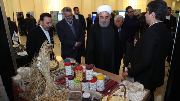 دکتر روحانی از نمایشگاه دستاوردهای فن آورانه و توانمندی های وزارت جهاد کشاورزی بازدید کرد / راه اندازی سامانه پیام رسان آموزش و ترویج کشاورزی/تقدیر از تلاشگران عرصه تامین امنیت غذایی کشور در سال رونق تولید