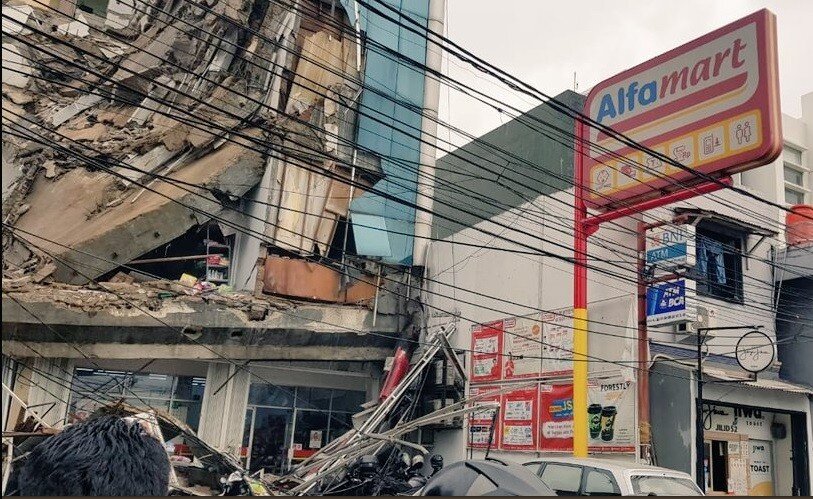 ریزش ساختمان ۵ طبقه در جاکارتا