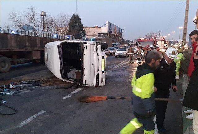 نشت گازوئیل از مینی بوس واژگون در بزرگراه لشکری