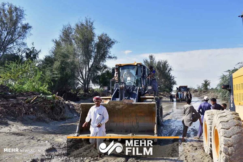 پرشدن مزارع از گل و لای در روستای زرآباد بر اثر سیل