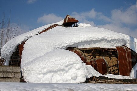 خسارت برف به ۶۵ خانه روستایی در فومن