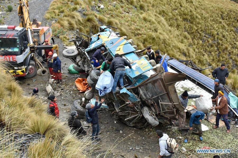 ۳۲ کشته و زخمی در حادثه سقوط اتوبوس بولیویایی به دره