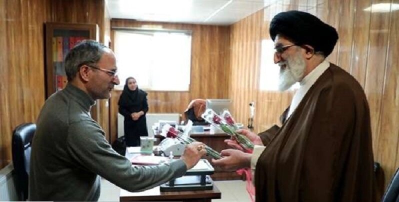اهدای گل توسط امام جمعه به پرسنل مرکز مدیریت حوادث و فوریت‌های پزشکی البرز