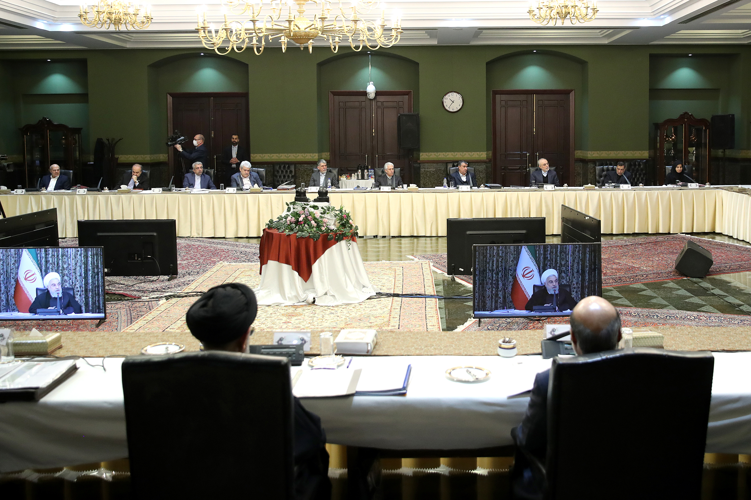 برخی کاسبان کرونا برای سودجویی، ماسک را احتکار و پنهان و برخی دیگر با پنهان شدن پشت ماسک دلسوزی، جامعه را با دروغ پراکنی های خود، نگران و ملتهب می کنند/ تشکر از  رهبر معظم انقلاب اسلامی و رئیس مجلس برای تدبیر اندیشیده شده درمورد تصویب لایحه بودجه سال اینده/ قدردانی از کشورهای یاری دهنده ایران در مقابله با کرونا؛ آمریکا اگر راست می گوید تحریم دارو را بردارد/ صدا و سیما برای مردم برنامه های شاد و مفرح داشته باشد