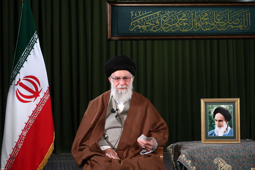رهبر انقلاب: اگر قدرت سیاسی نباشد، قلدرها و تنبل‌ها زیر بار نمی‌روند