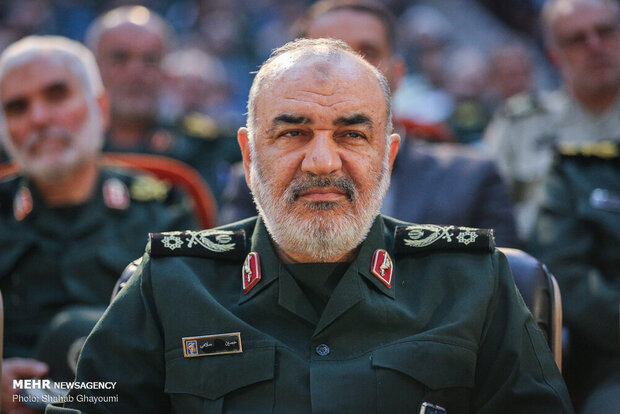سرلشکر سلامی درگذشت پدر شهیدان فهمیده را تسلیت گفت سرلشکر سلامی درگذشت پدر شهیدان فهمیده را تسلیت گفت
