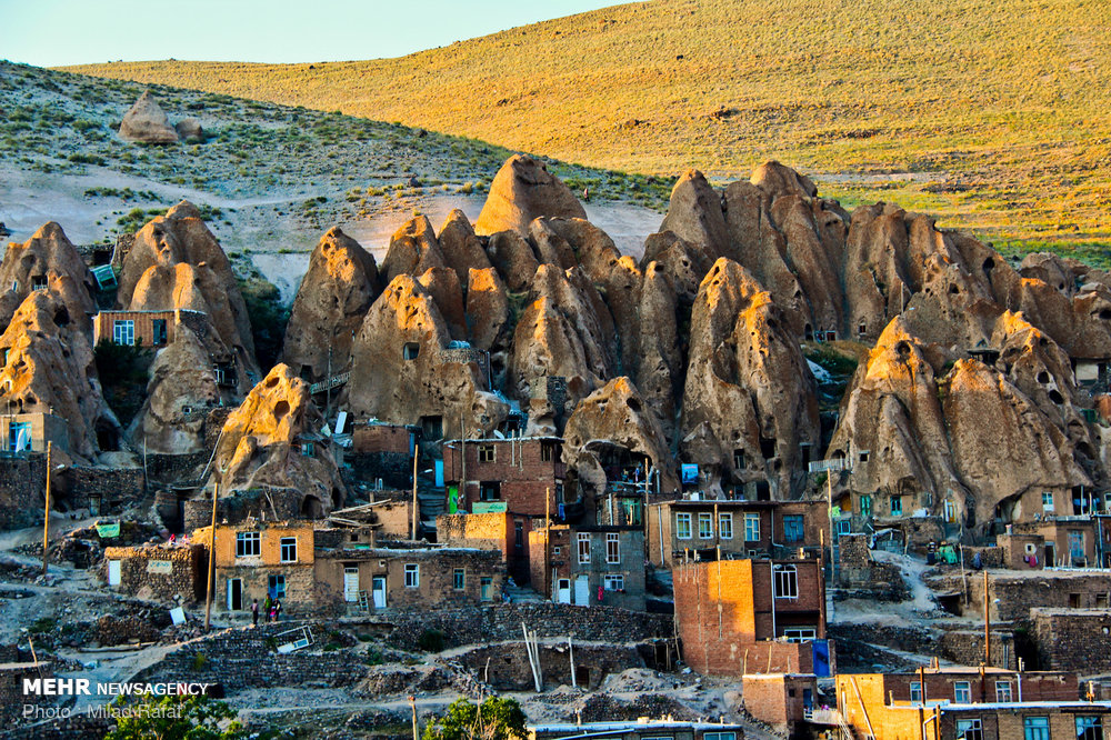 سفری مجازی به روستای۷۰۰۰ساله/گردشگری مجازی درخانه‌های هرمی کندوان