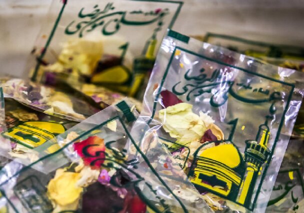 نسیم مهر رضوی در بیمارستان گلستان می‌وزد/ اهدای تبرکی به بیماران