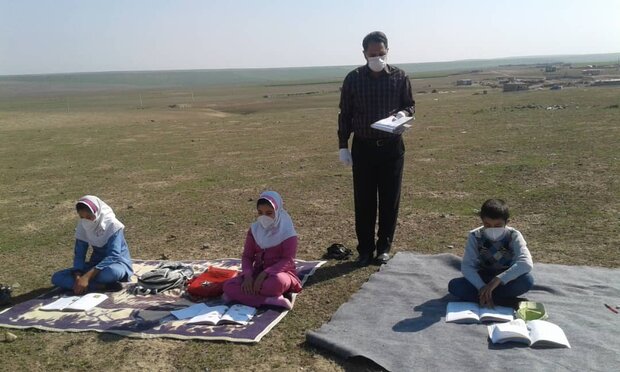 آموزش انسانیت یک معلم در فقدان تکنولوژی و امکانات آموزشی آموزش انسانیت یک معلم در فقدان تکنولوژی و امکانات آموزشی