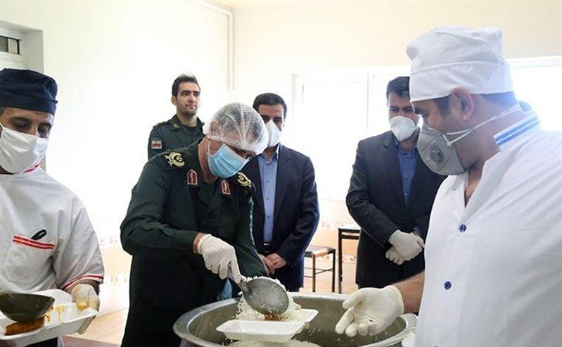 این فرمانده سپاه، شخصا بین نیازمندان غذا توزیع می‌کند