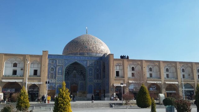باری که باران بر دوش میراثِ ایران میگذارد باری که باران بر دوش میراثِ ایران میگذارد