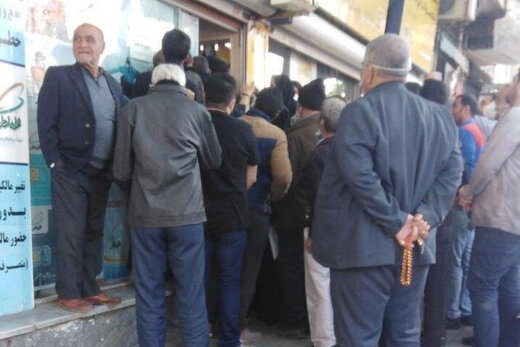 ببینید | صف خرید سیمکارت برای دریافت وام یک میلیون تومانی ببینید | صف خرید سیمکارت برای دریافت وام یک میلیون تومانی
