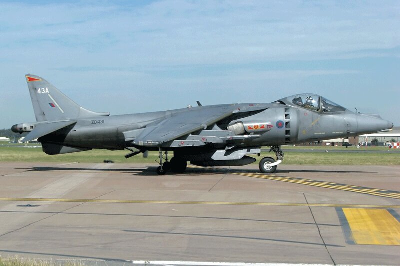 ببینید | لحظه جالب فرود عمودی جنگنده Harrier با چرخ جلو بسته!