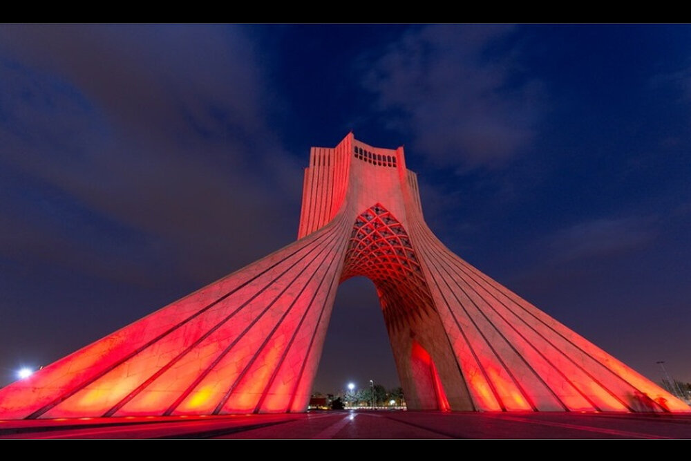 برج آزادی قرمز می‌شود