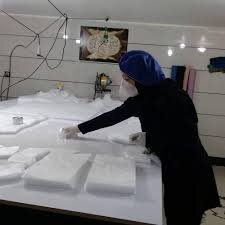 بهره‌گیری از ظرفیت زنان خانه‌دار برای تولید ماسک در اراک / ماسک‌های بهداشتی در ۱۱ شهر توزیع شد