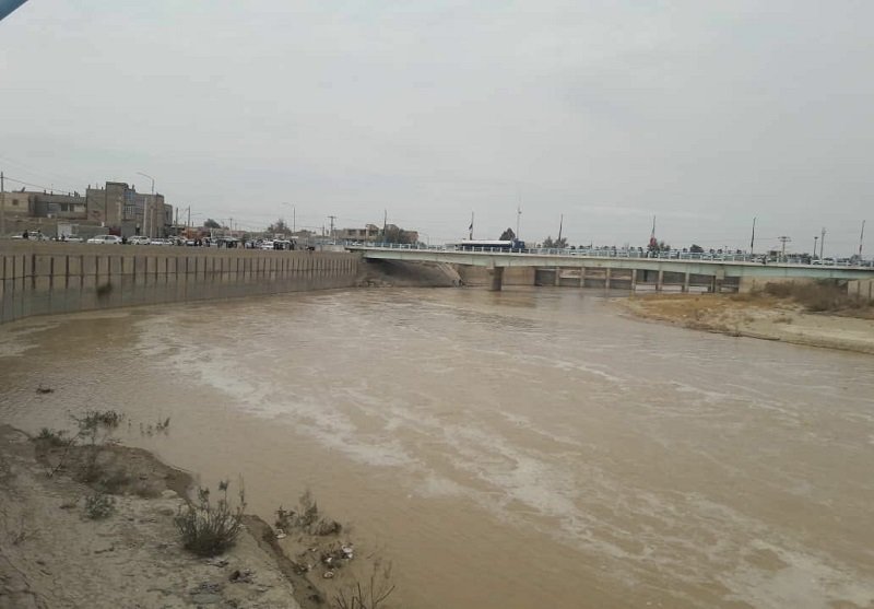 تلاش راهداران برای هدایت سیلاب ورودی به منطقه سیستان
