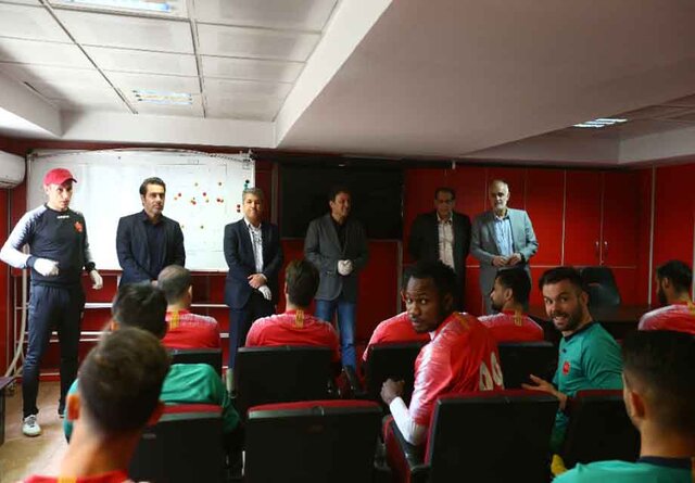 جلسه بازیکن پرسپولیس با سرپرست باشگاه برگزار شد جلسه بازیکن پرسپولیس با سرپرست باشگاه برگزار شد